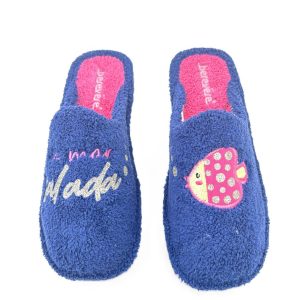 Zapatilla de casa cerrada de toalla con adorno de pez y letras “la mar”