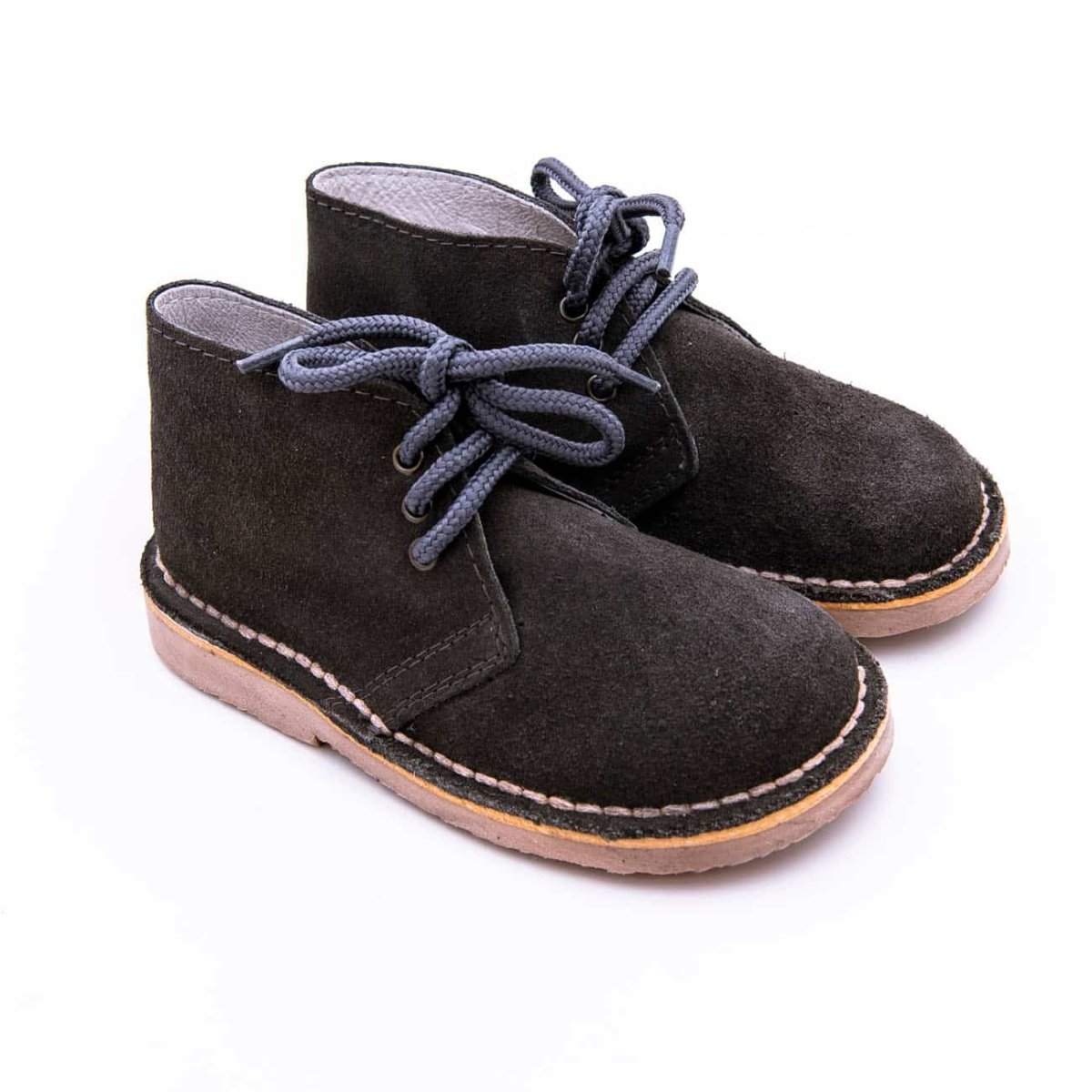 Bota clásica Safari o tradicionalmente llamada pisa cacas con cordones en piel serraje - Imagen 5