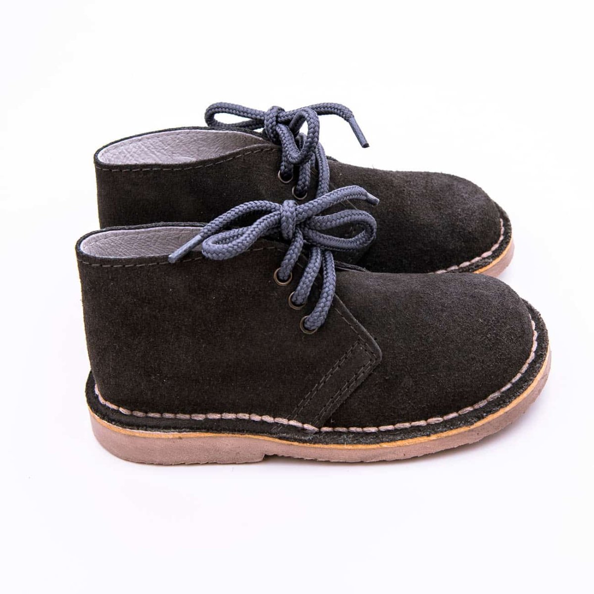 Bota clásica Safari o tradicionalmente llamada pisa cacas con cordones en piel serraje - Imagen 6