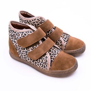 Botita infantil en piel ante con estampado de leopardo y con cierre de velcro y suela de goma gruesa