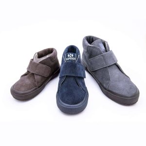 Bota en piel serraje con cierre de velcro y suela gruesa aislante del frio.