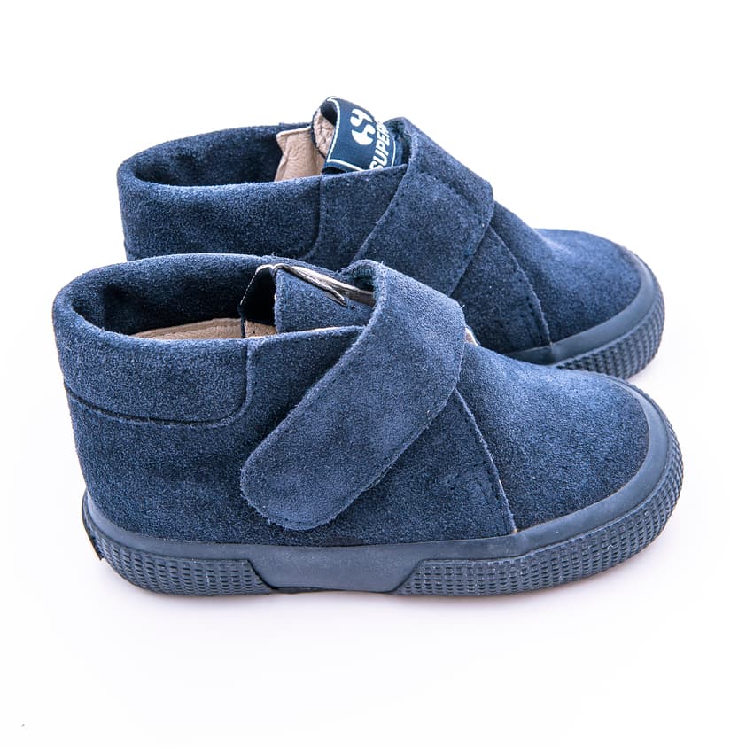 Bota en piel serraje con cierre de velcro y suela gruesa aislante del frio. - Imagen 4