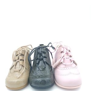 Botita para niños y niñas en piel charol con cierre de cordones y con suela antideslizante Zapatitos