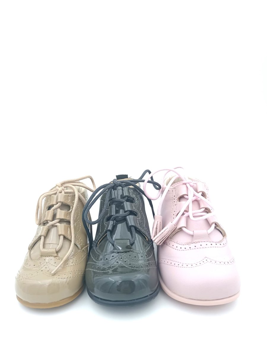 Botita para niños y niñas en piel charol con cierre de cordones y con suela antideslizante Zapatitos - Imagen 2