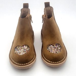 Bota o botín de vestir para niñas en piel ante con cremallera lateral y con adorno de corazón de brillantes