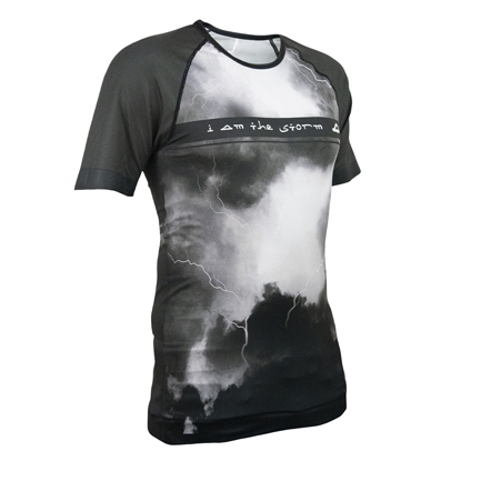 AZARA STORM · Camiseta estampada ultraligera para calor e indoor | Negro - Imagen 2