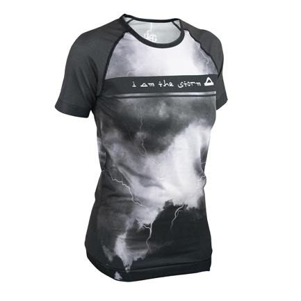 AZARA STORM · Camiseta estampada ultraligera para calor e indoor | Negro - Imagen 2