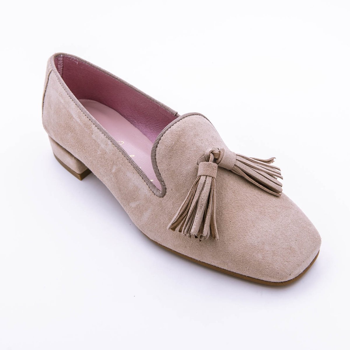 Zapato con tacón de ante con borlitas. - Imagen 4