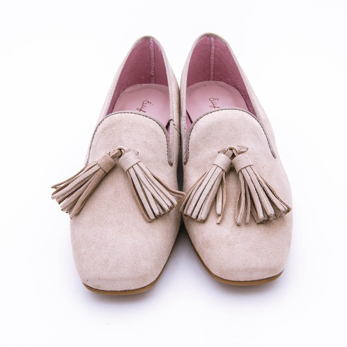 Zapato con tacón de ante con borlitas. - Imagen 3