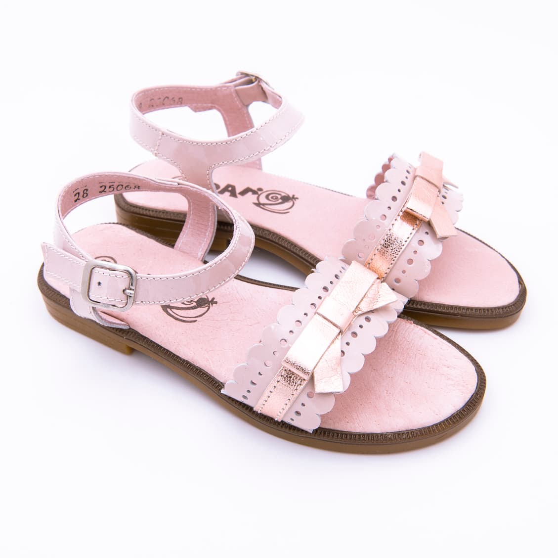Sandalia en piel charol con cierre de hebilla - Imagen 3