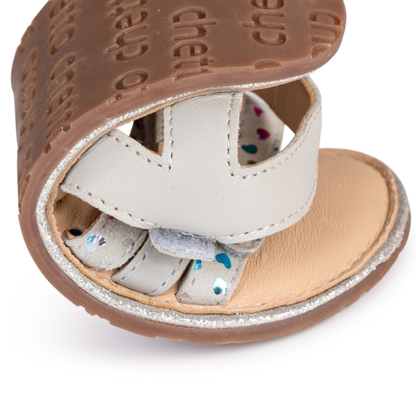 Sandalia de piel RESPETUOSA un velcro con decoración de corazones - Imagen 3