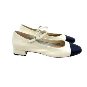 Zapato clásico tipo bailarina con cierre de hebilla y tacón de 3cm