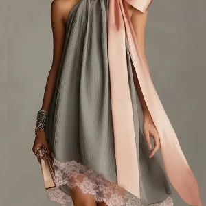 Beatrice | Mini vestido gris de satén con lazo rosa y encaje para Mujer