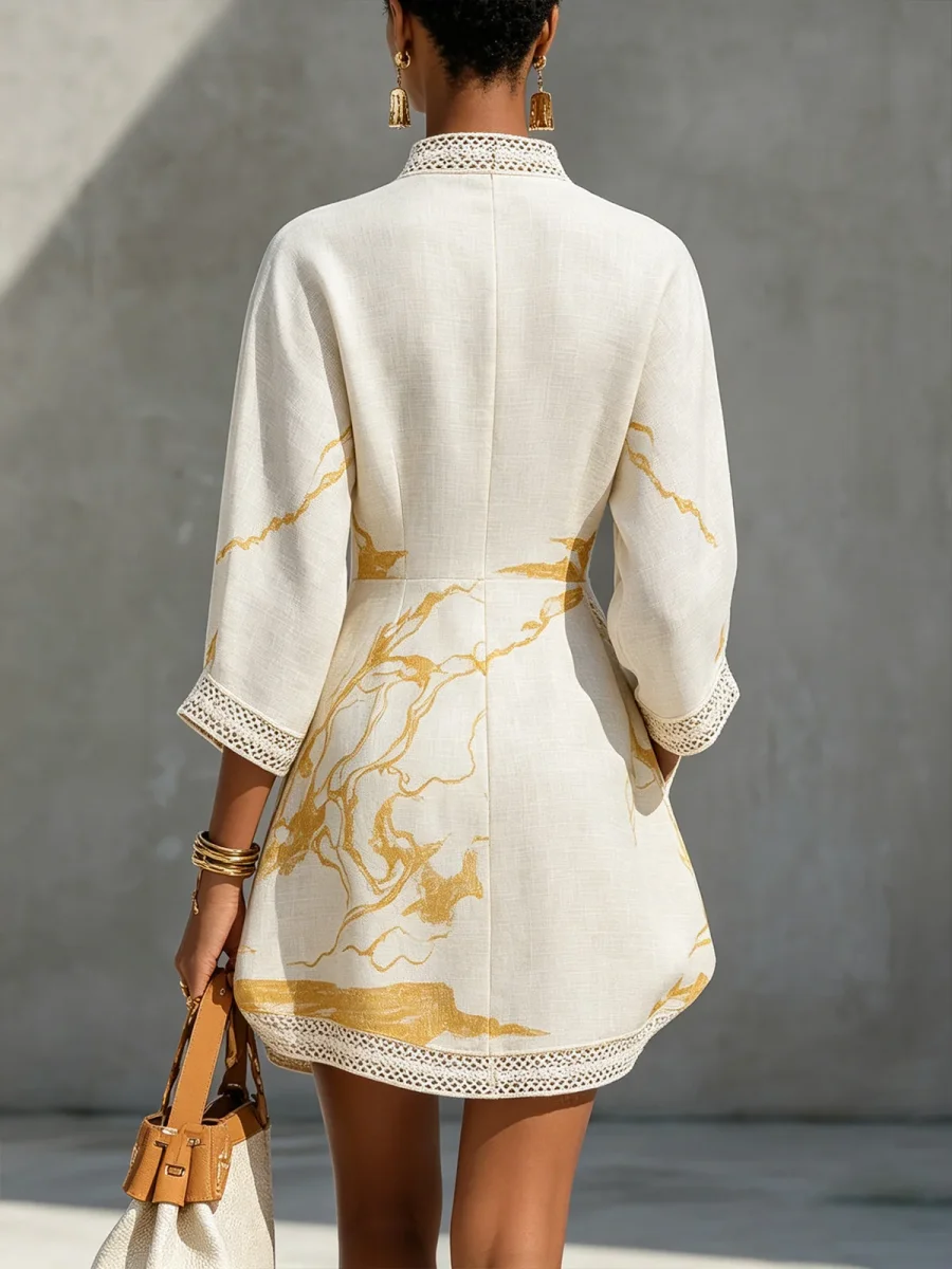 Aliénor | Vestido Mini de Encaje de Croché Marfil con Motivos Dorados y Escote en V para Mujer - Imagen 4
