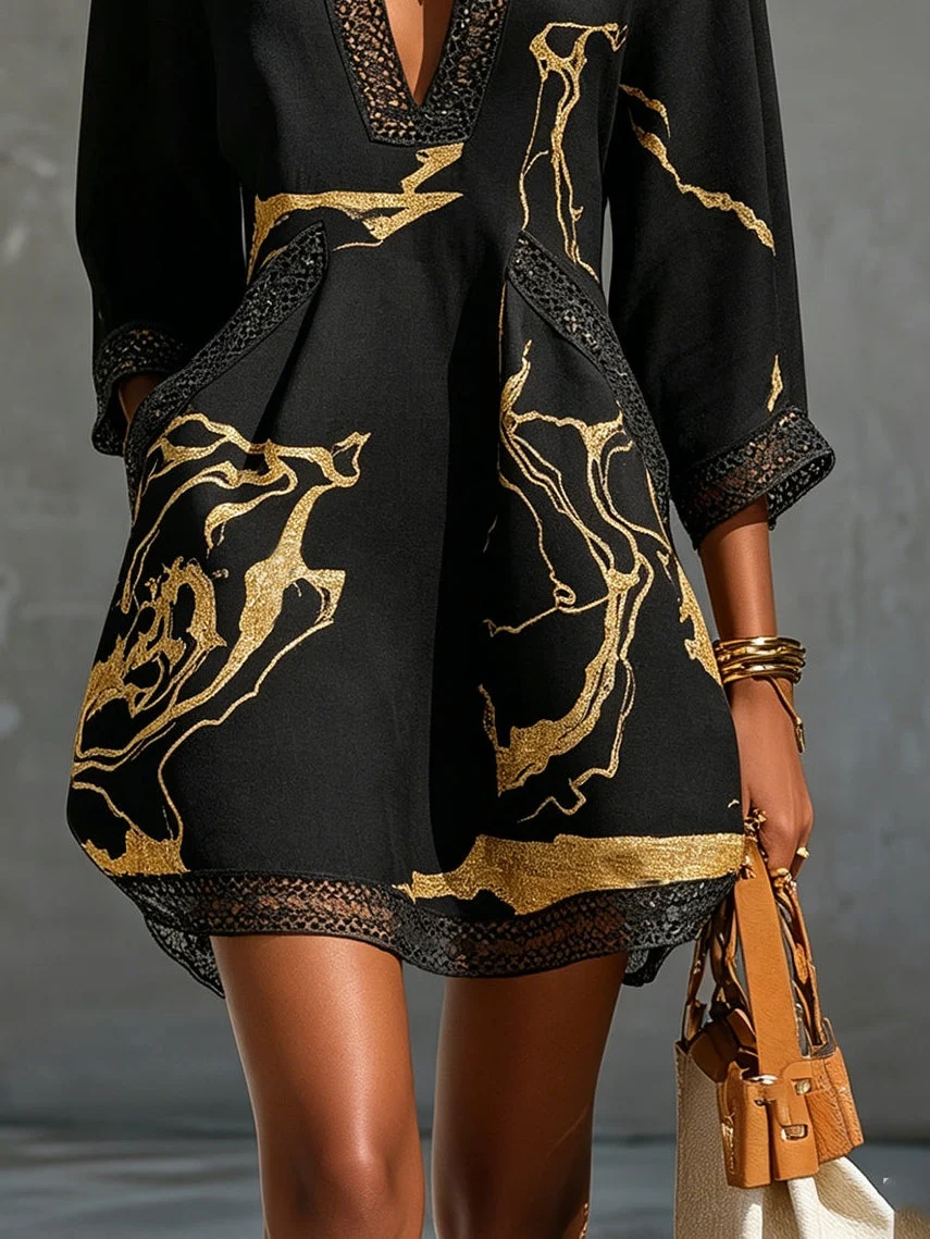 Diana | Vestido corto estampado en negro y dorado con escote en V y encaje de crochet para Mujer - Imagen 5
