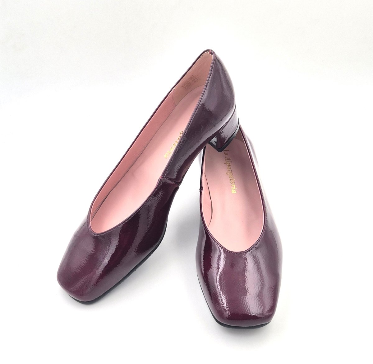 Zapato salón con la punta cuadrada en napa piel y y tambien en charol con suela de goma. - Imagen 2