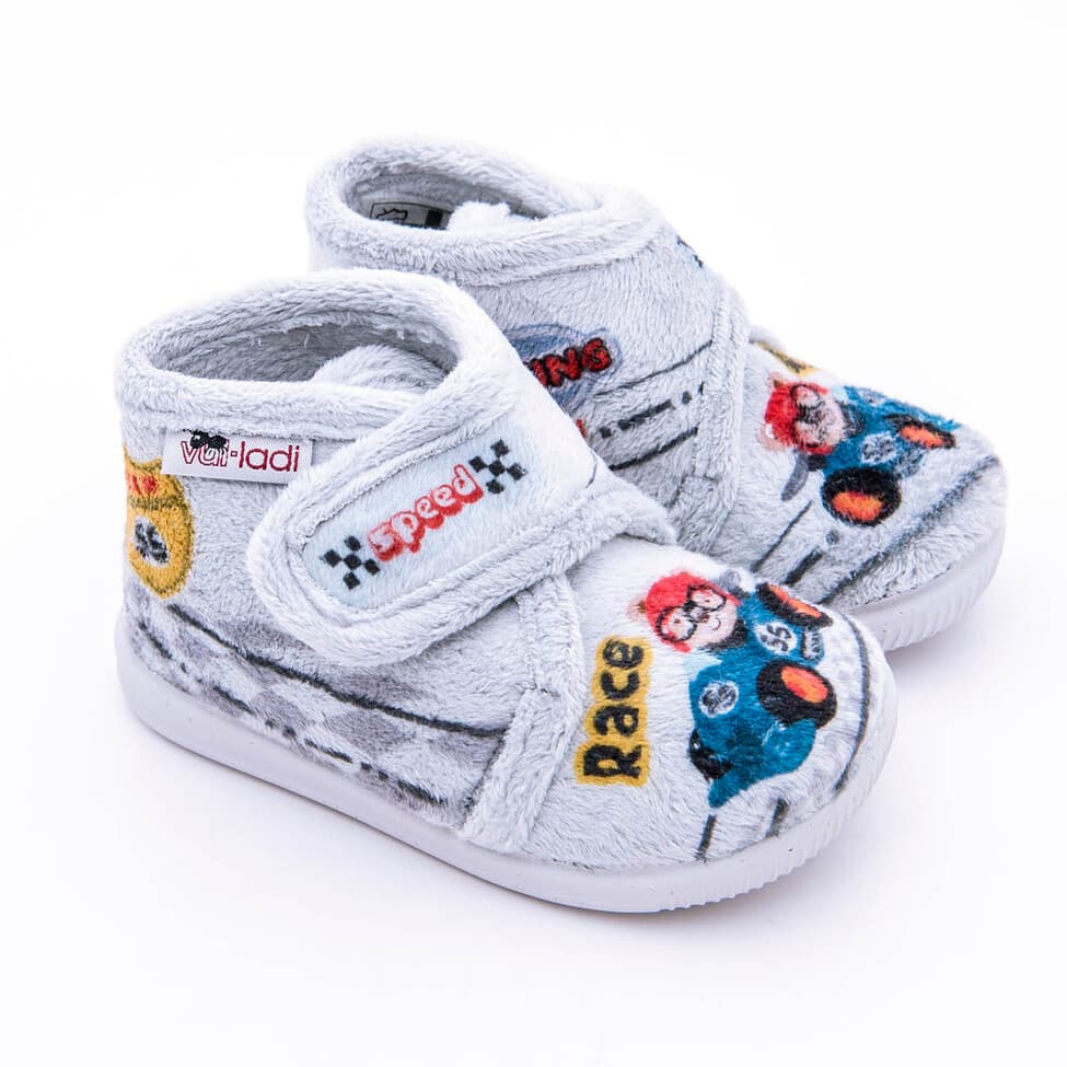 Zapatilla botita para casa de niños con diseño de coches con cierre de velcro y con suela de goma. - Imagen 3