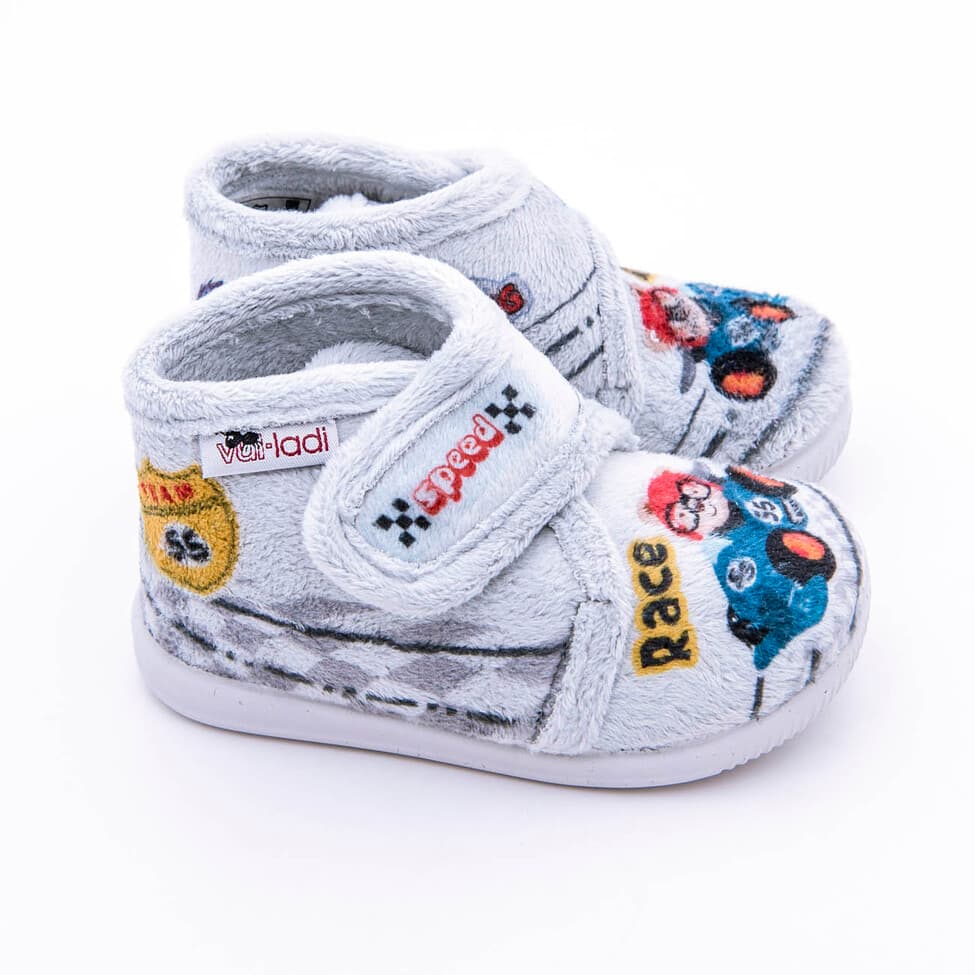 Zapatilla botita para casa de niños con diseño de coches con cierre de velcro y con suela de goma. - Imagen 4