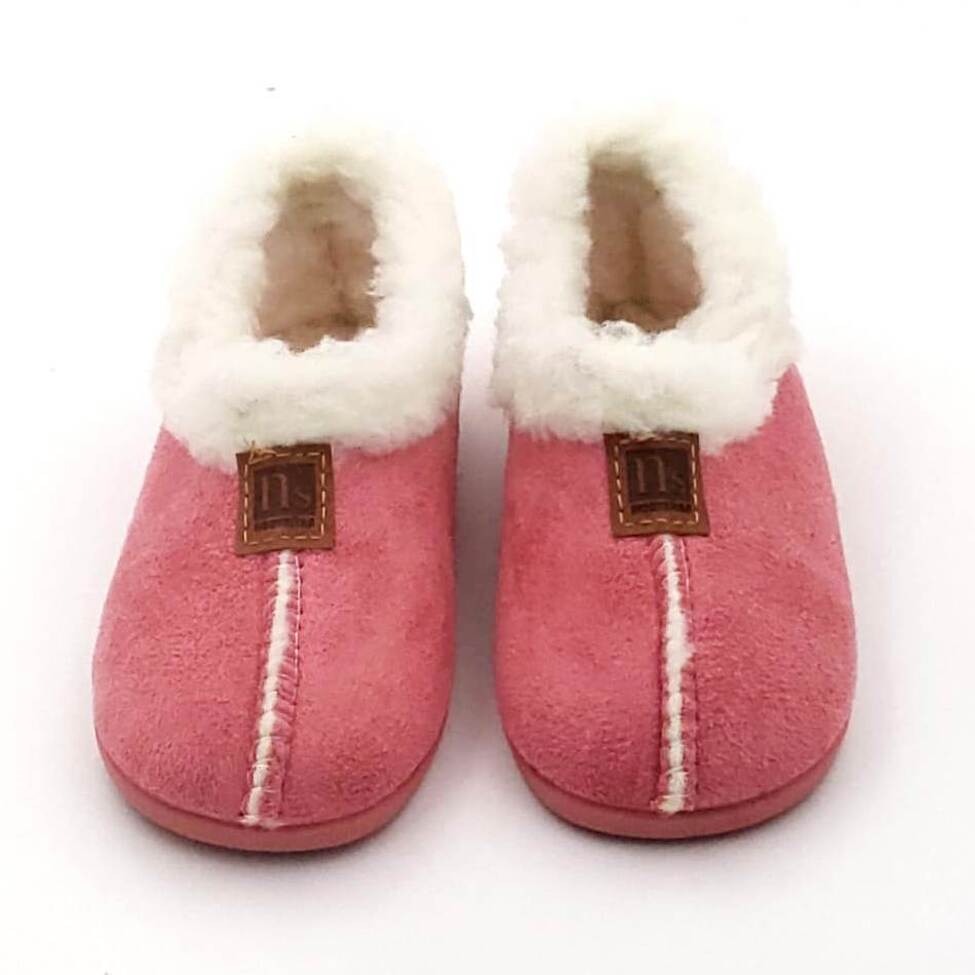 Zapatilla cerrada con borreguito blanco y suela flexible - Imagen 5