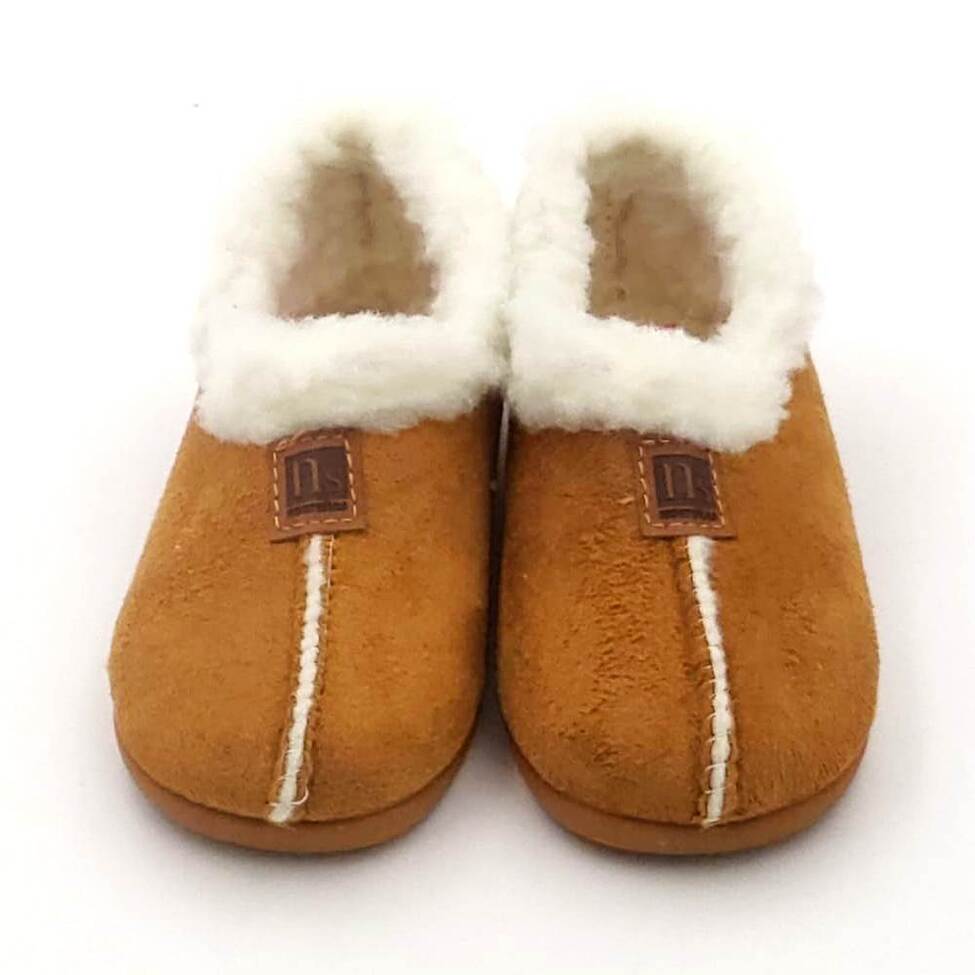Zapatilla cerrada con borreguito blanco y suela flexible - Imagen 8