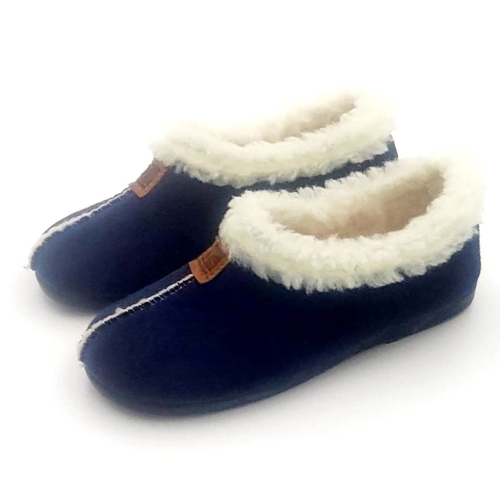 Zapatilla cerrada con borreguito blanco y suela flexible - Imagen 3