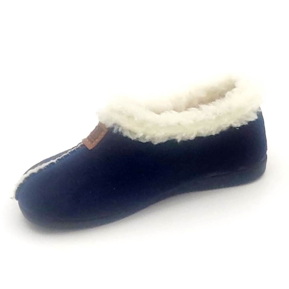 Zapatilla cerrada con borreguito blanco y suela flexible - Imagen 4