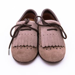 Zapato infantil en piel ante con lengüeta y cierre de cordones tipo mosquetero