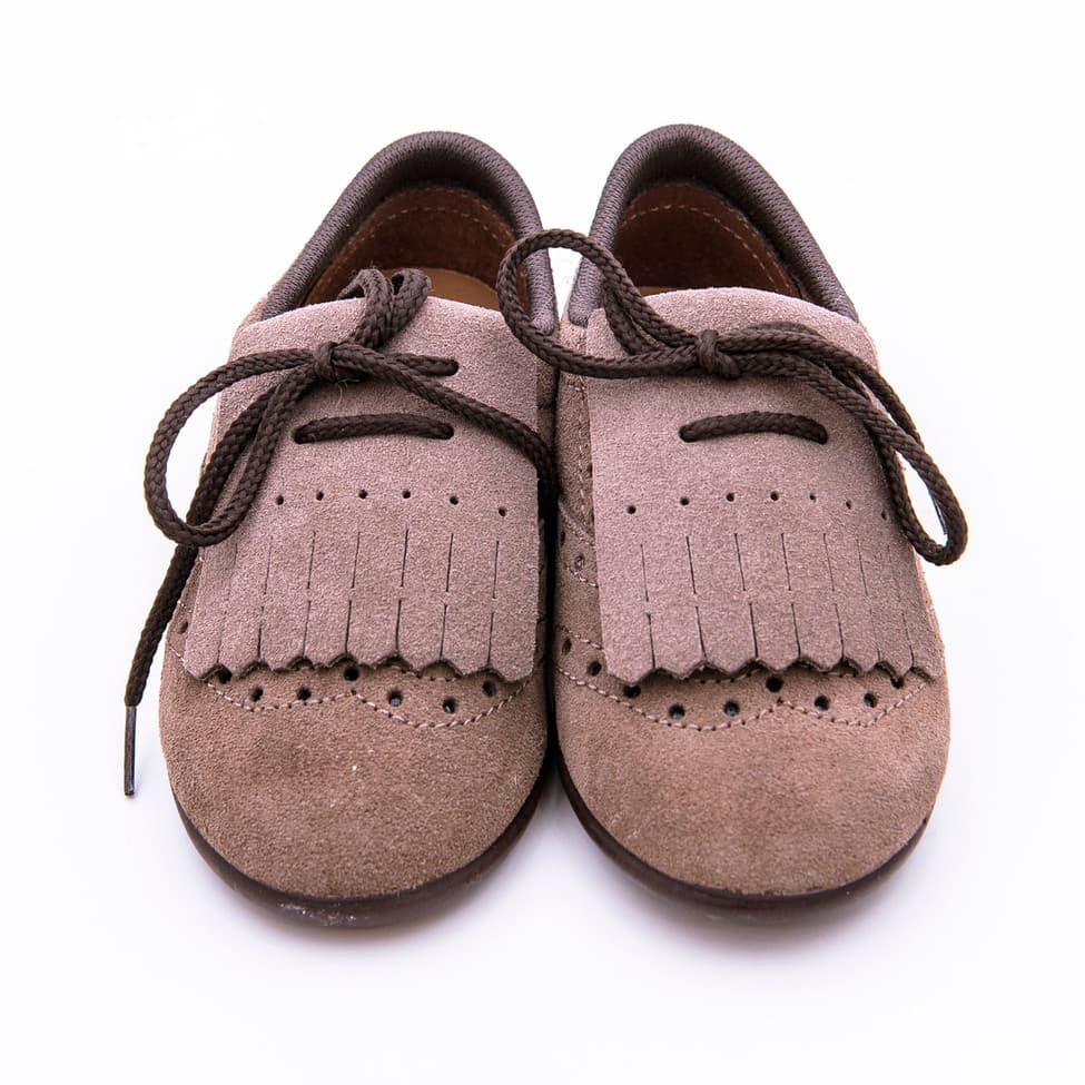 Zapato infantil en piel ante con lengüeta y cierre de cordones tipo mosquetero - Imagen 2