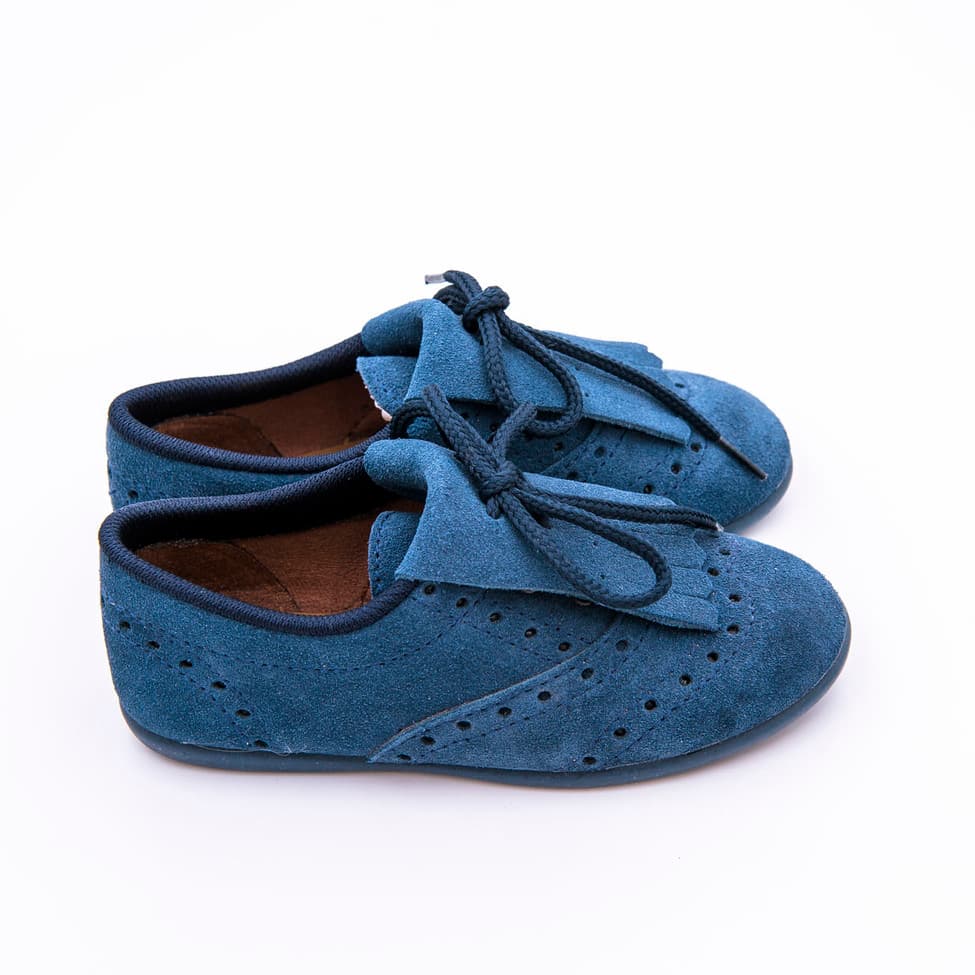 Zapato infantil en piel ante con lengüeta y cierre de cordones tipo mosquetero - Imagen 7