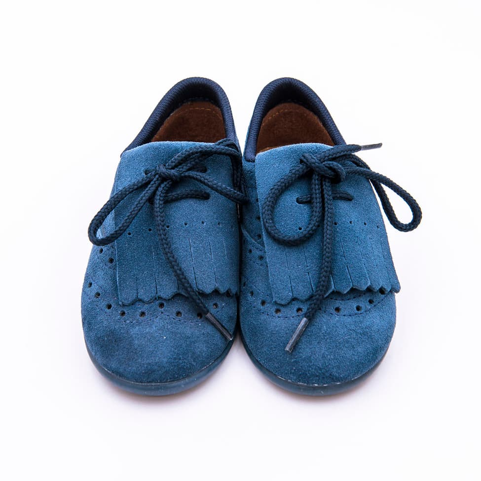Zapato infantil en piel ante con lengüeta y cierre de cordones tipo mosquetero - Imagen 5