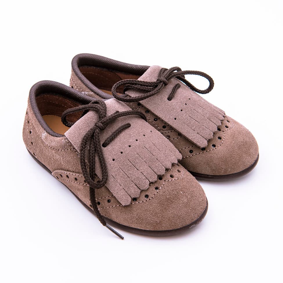 Zapato infantil en piel ante con lengüeta y cierre de cordones tipo mosquetero - Imagen 3