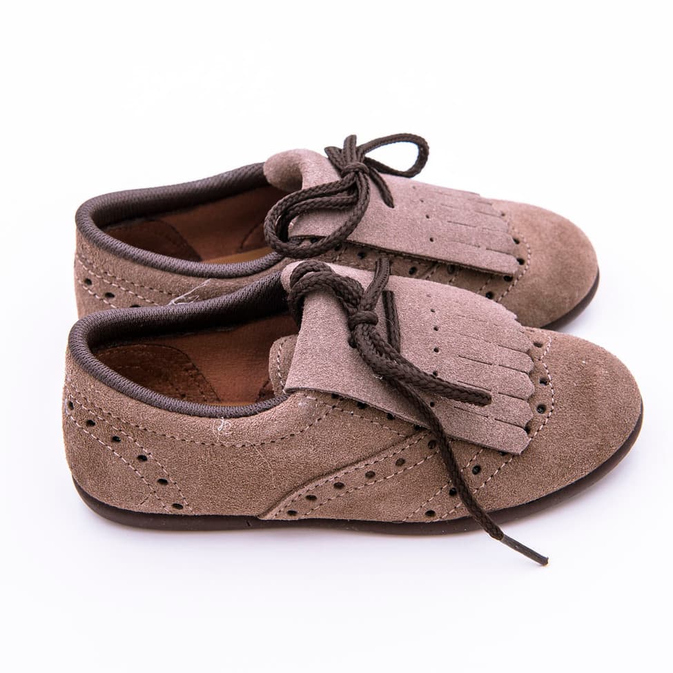 Zapato infantil en piel ante con lengüeta y cierre de cordones tipo mosquetero - Imagen 4