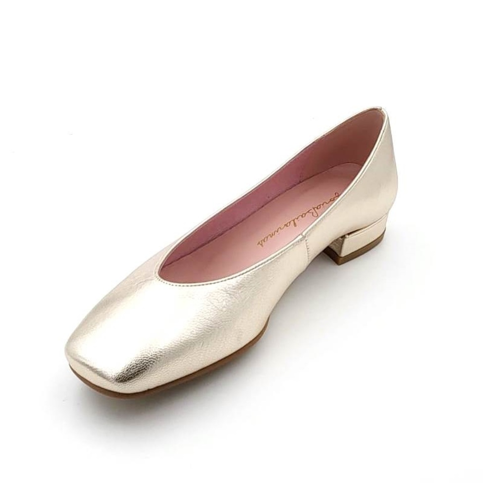 Zapato salón con la punta cuadrada en napa piel y y tambien en charol con suela de goma. - Imagen 9
