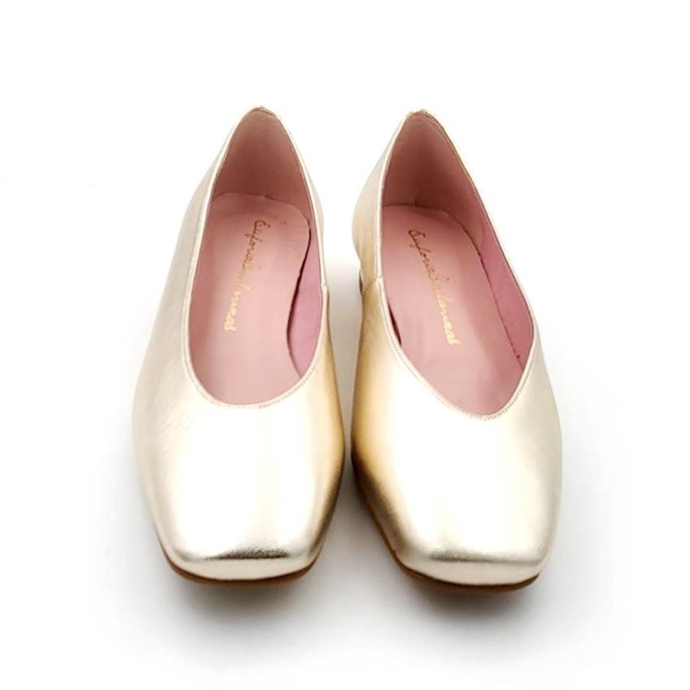 Zapato salón con la punta cuadrada en napa piel y y tambien en charol con suela de goma. - Imagen 8