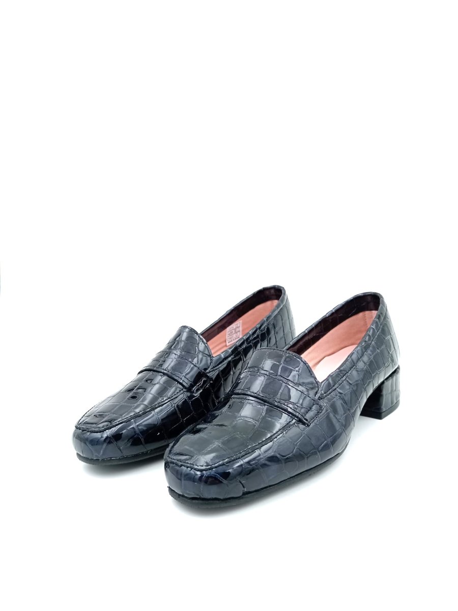 Zapato mocasín en charol negro con tacón y suela de goma aislante. - Imagen 3