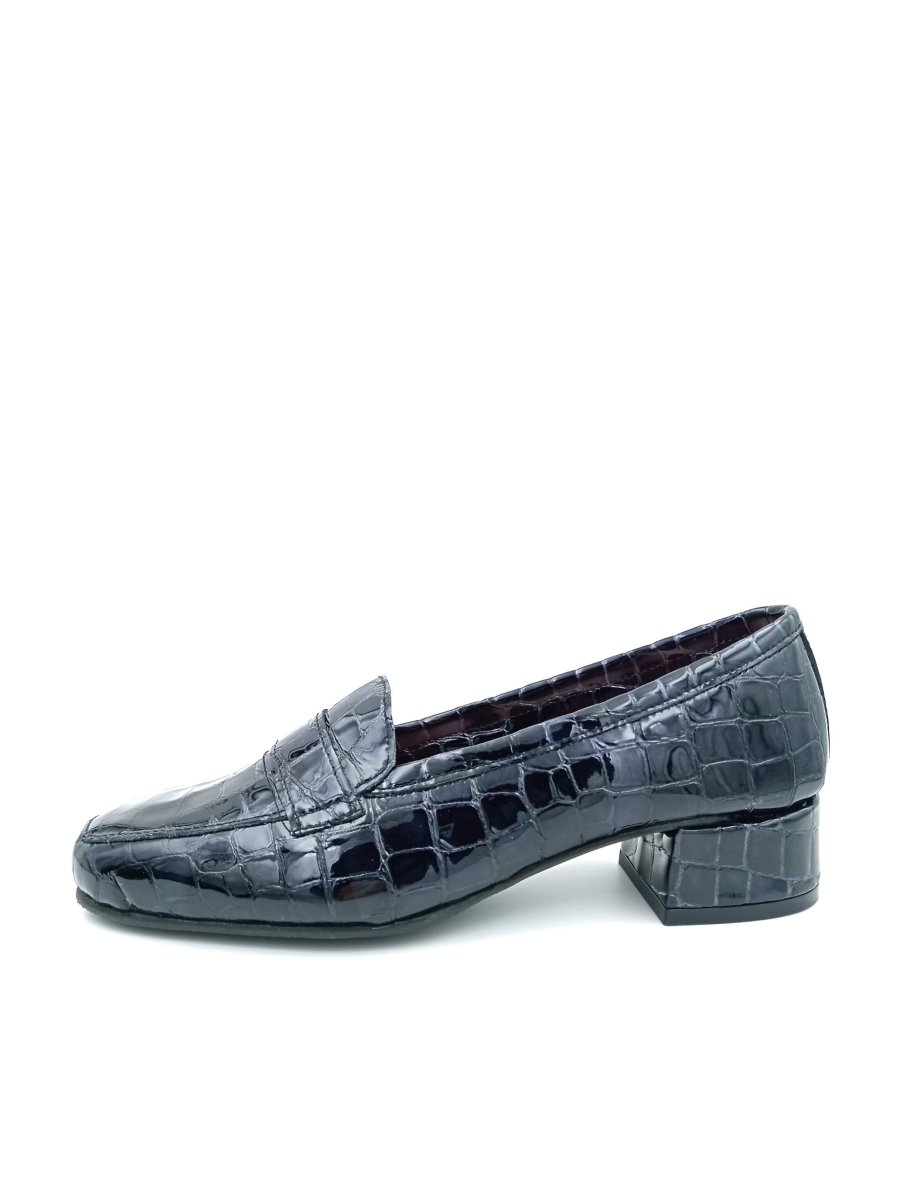 Zapato mocasín en charol negro con tacón y suela de goma aislante. - Imagen 4