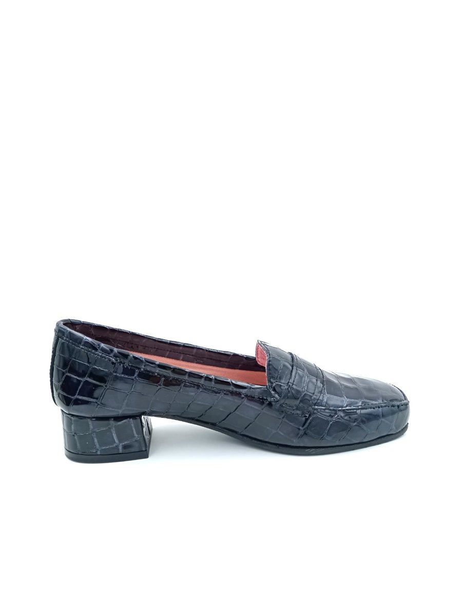 Zapato mocasín en charol negro con tacón y suela de goma aislante. - Imagen 6