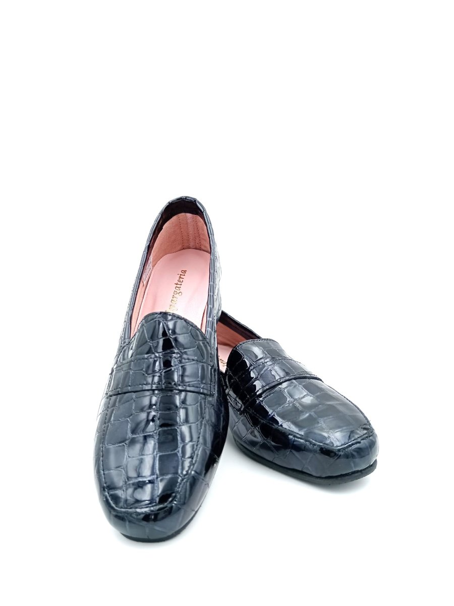 Zapato mocasín en charol negro con tacón y suela de goma aislante. - Imagen 7