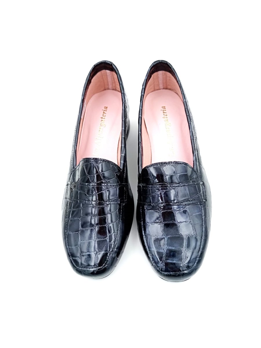 Zapato mocasín en charol negro con tacón y suela de goma aislante. - Imagen 2