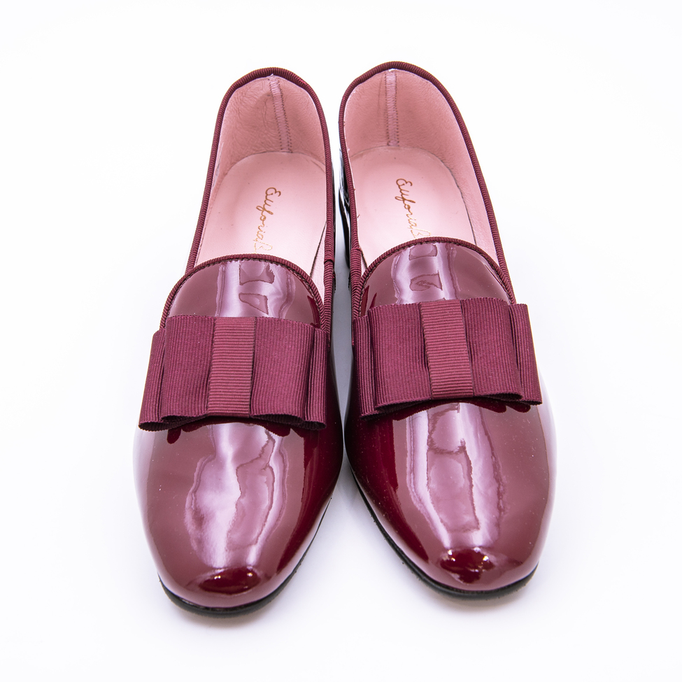 Zapato de tacón fabricado en charol negro o charol burdeos con suela antideslizante