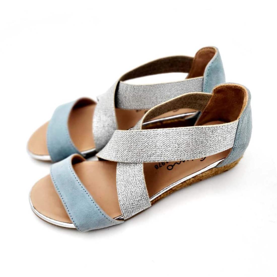 Sandalias Alpargata De La Marca Gaimo Con Elasticos Cruzados En Brillos Con Suela De Yute - Imagen 5