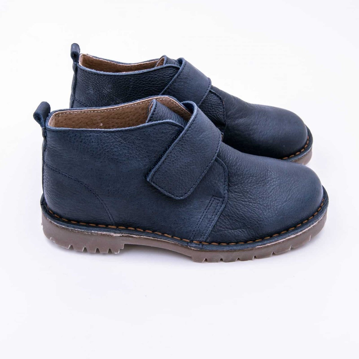 Bota infantil en piel con cierre de velcro y suela de goma - Imagen 4