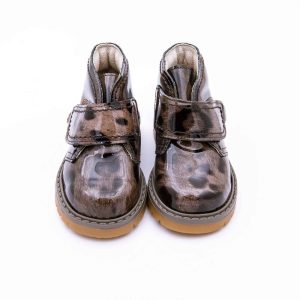 Botita infantil en charol con estampado de leopardo y con cierre de velcro y suela de goma gruesa