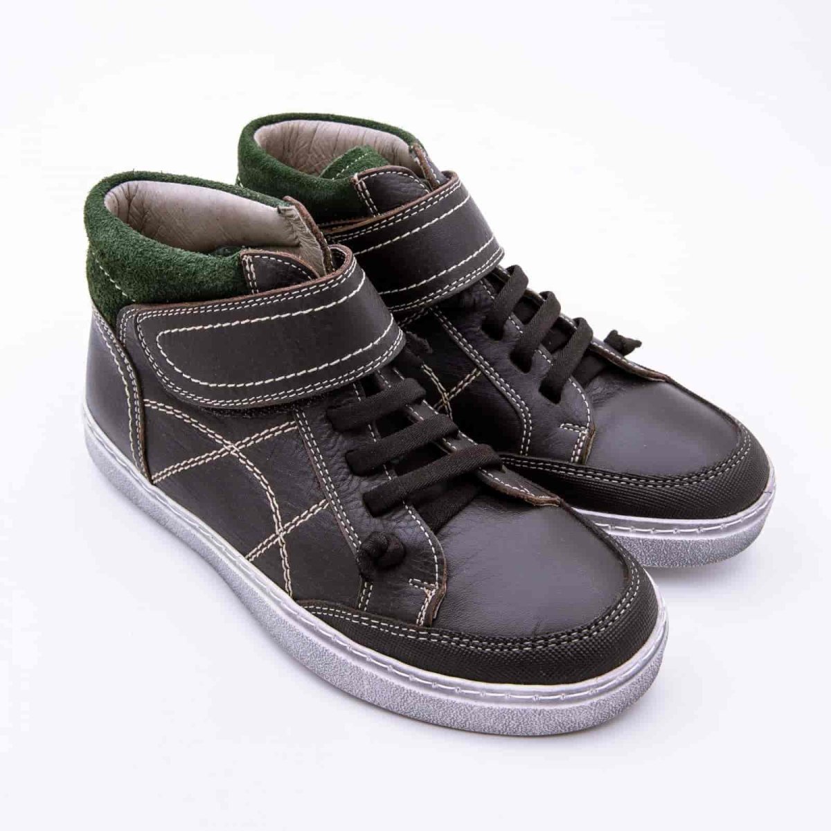 Bota sport infantil en napa piel con cierre de velcro con goma y con suela de goma - Imagen 2