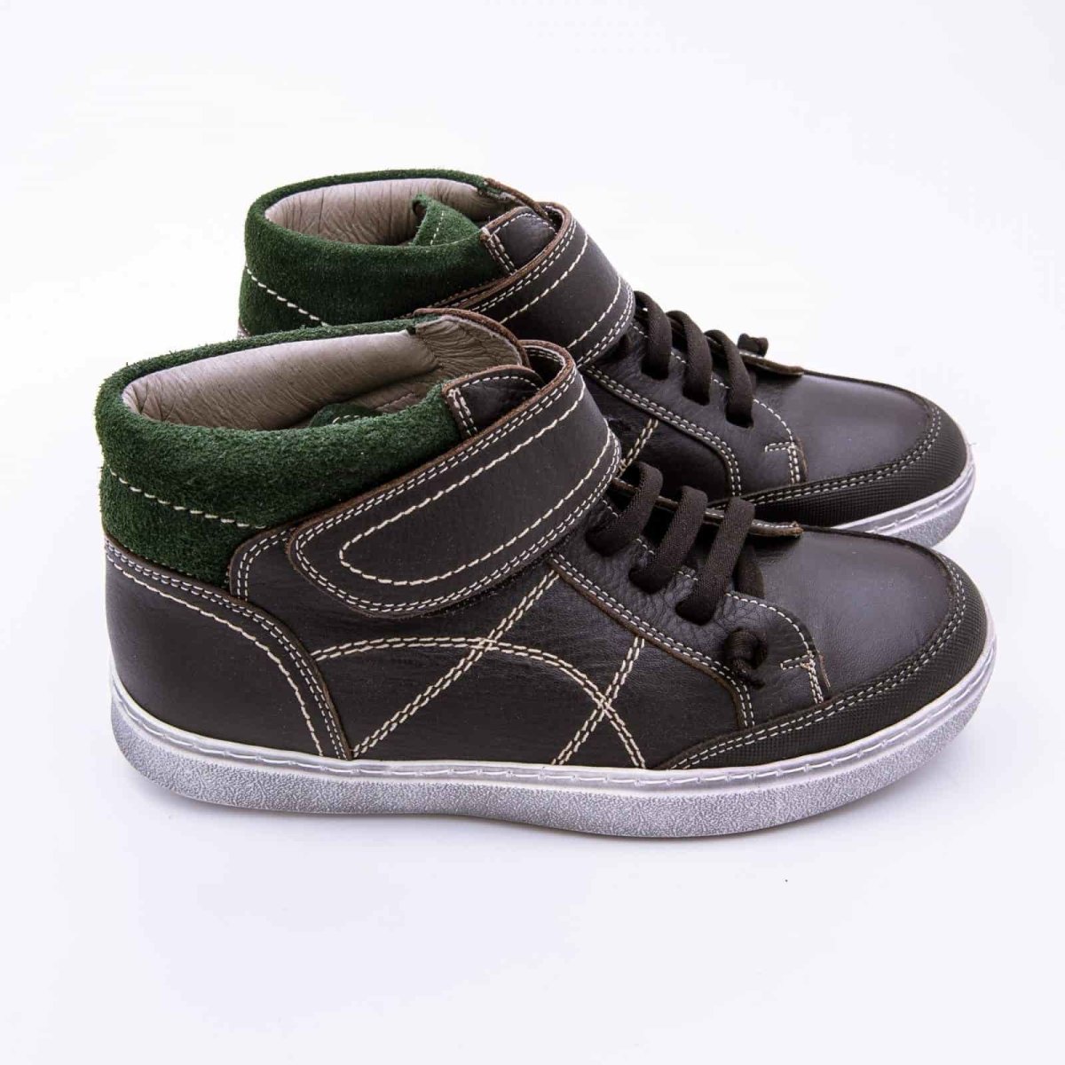 Bota sport infantil en napa piel con cierre de velcro con goma y con suela de goma - Imagen 3