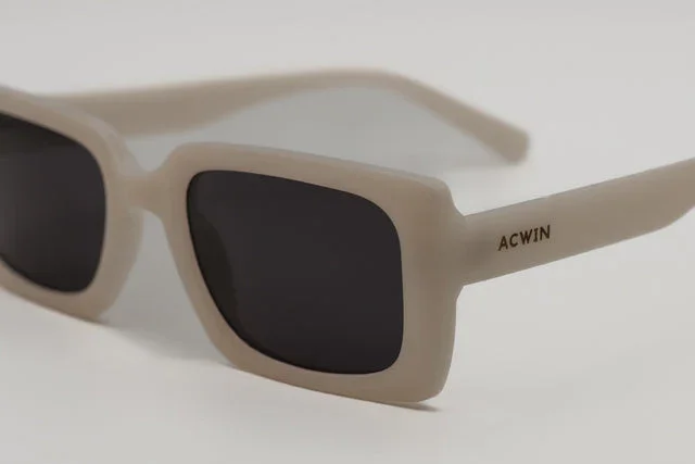 Gafas de Sol Alicante – Montura Cuadrada Chunky en Color Taupe - Imagen 2