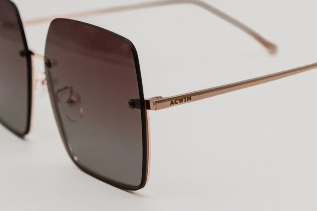Gafas de Sol Hong Kong – Estilo Oversize Rimless en Oro - Imagen 2