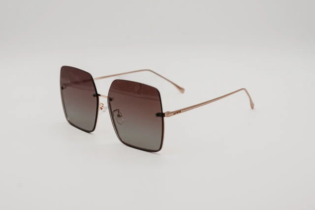 Gafas de Sol Hong Kong – Estilo Oversize Rimless en Oro - Imagen 4
