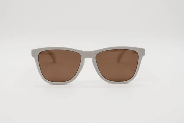 Gafas de Sol Marsella – Estilo Wayfarer en Gris Mate y Marrón - Imagen 3