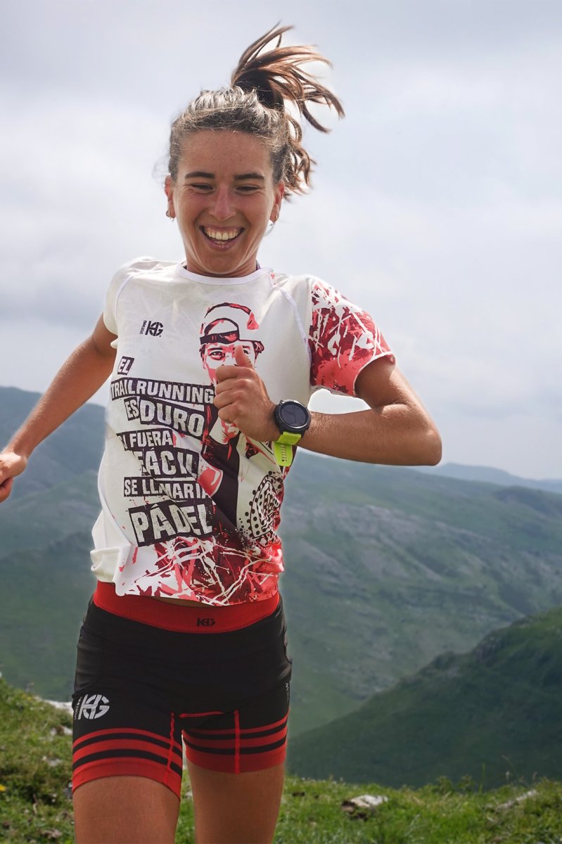 LEIRE FERNÁNDEZ GUAU! GUAU! · Camiseta estampada ultraligera para calor e indoor - Imagen 5